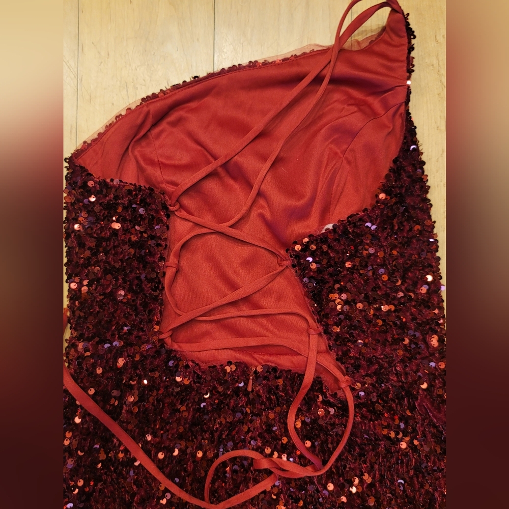 NWOT Burgundy Sequin One Shoulder Dress Size 6 - Picture 3 of 4